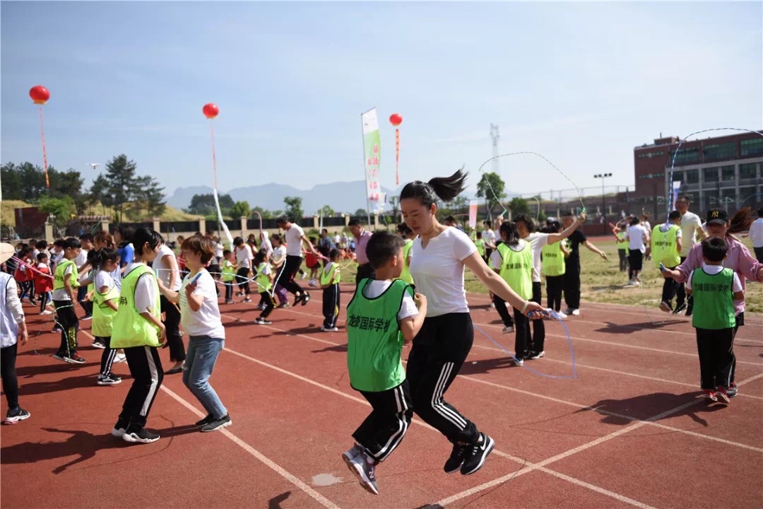 运动会中,家乡的参与,会让孩子们更加兴奋,与孩子共同完成比赛,正是