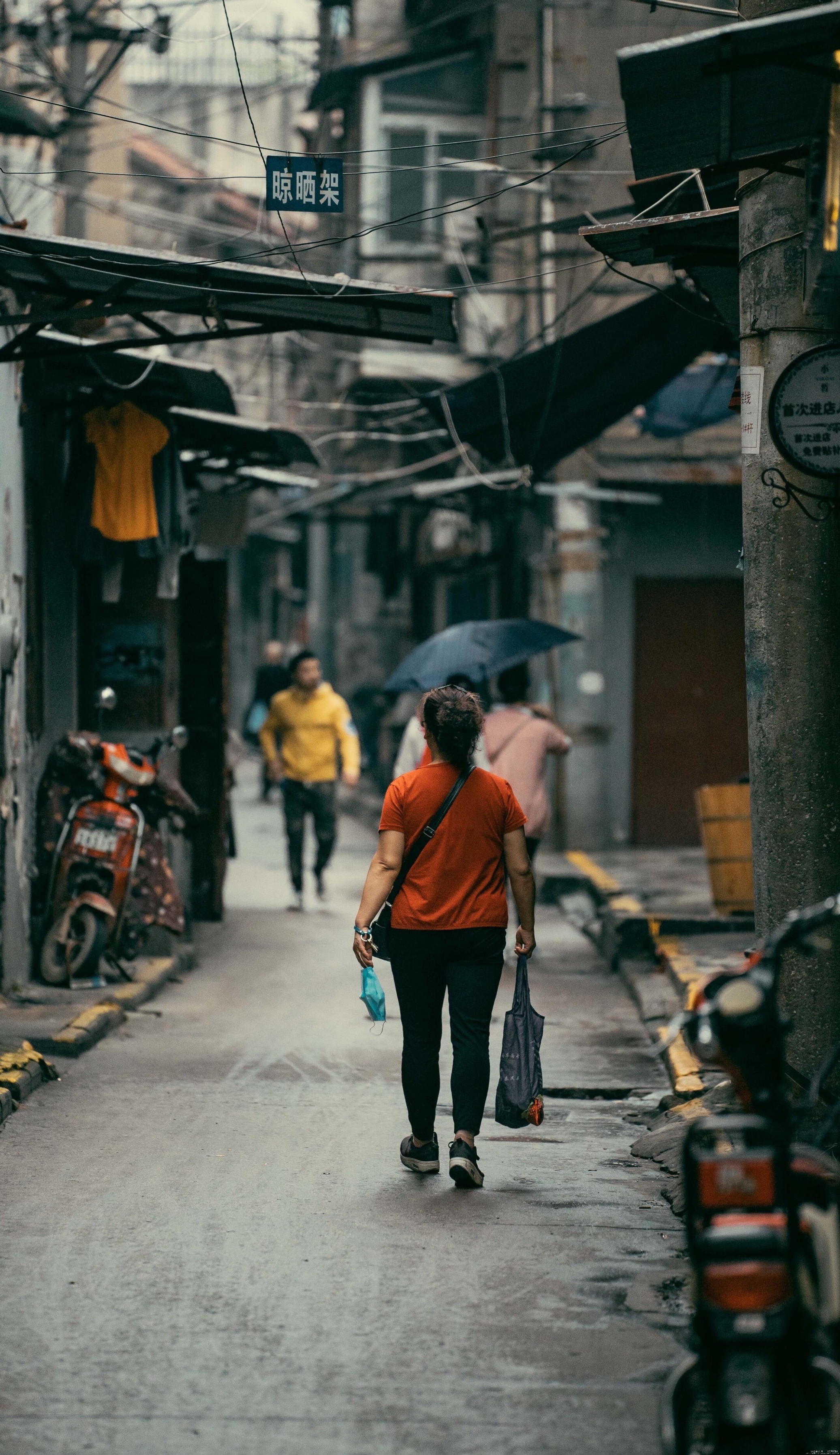 【首发】背影仍在风雨中行走