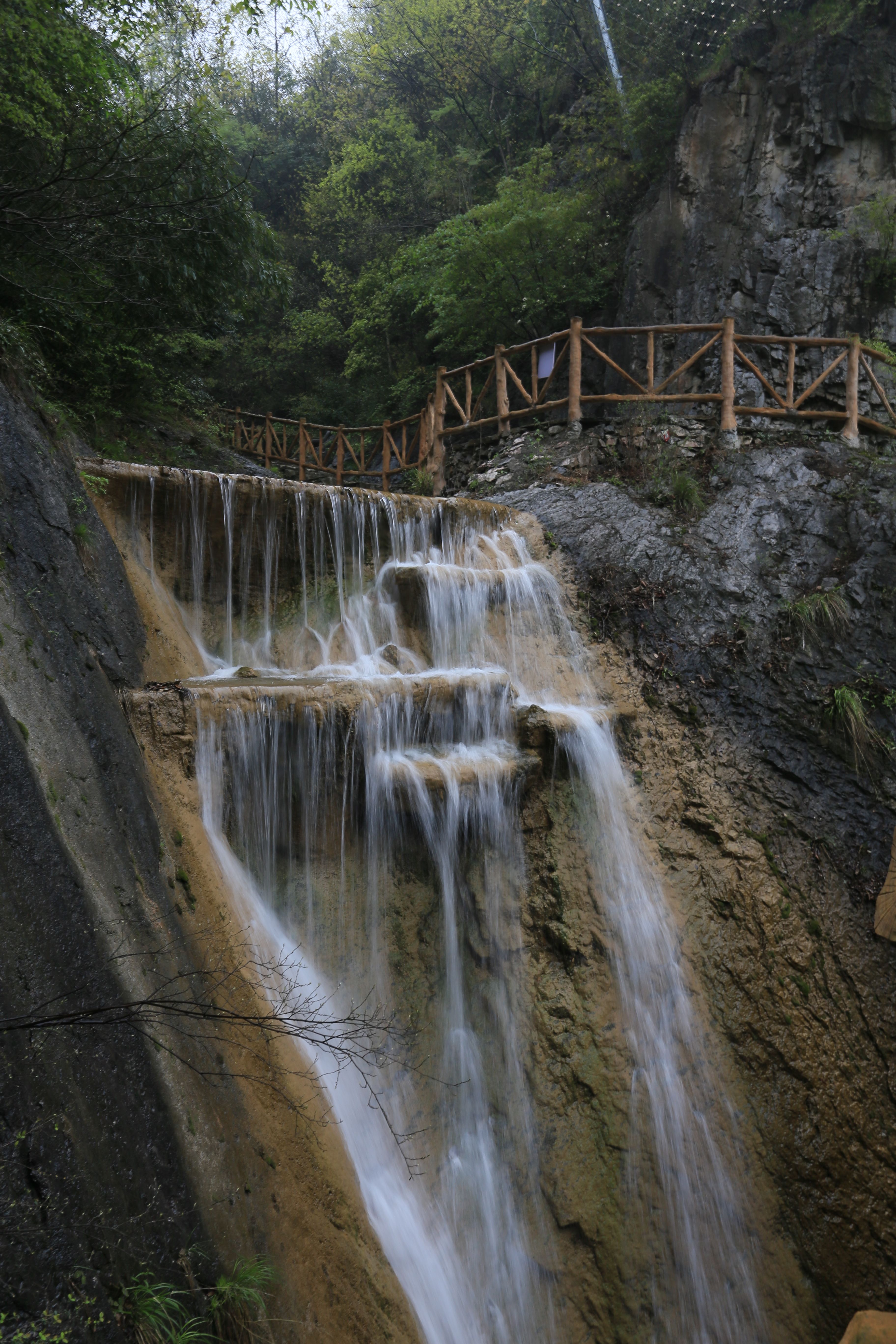 香水河风景区位于湖北南漳县西南38公里处,由香水河峡谷及三