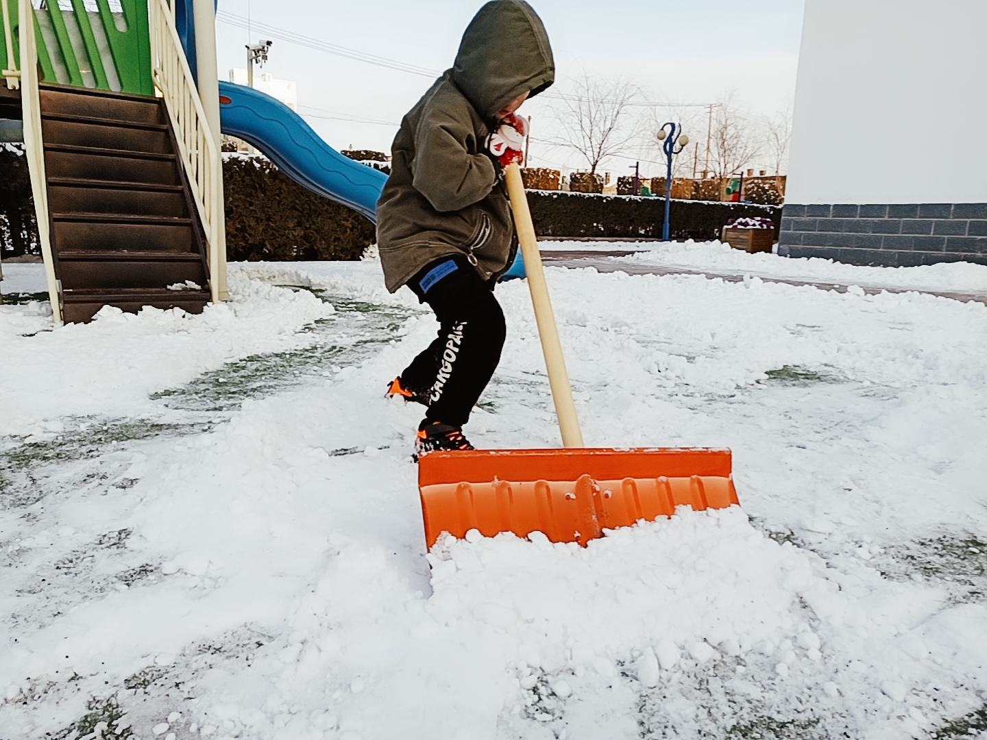 76一锹一铲雪77带孩子扫雪是小事中的大事