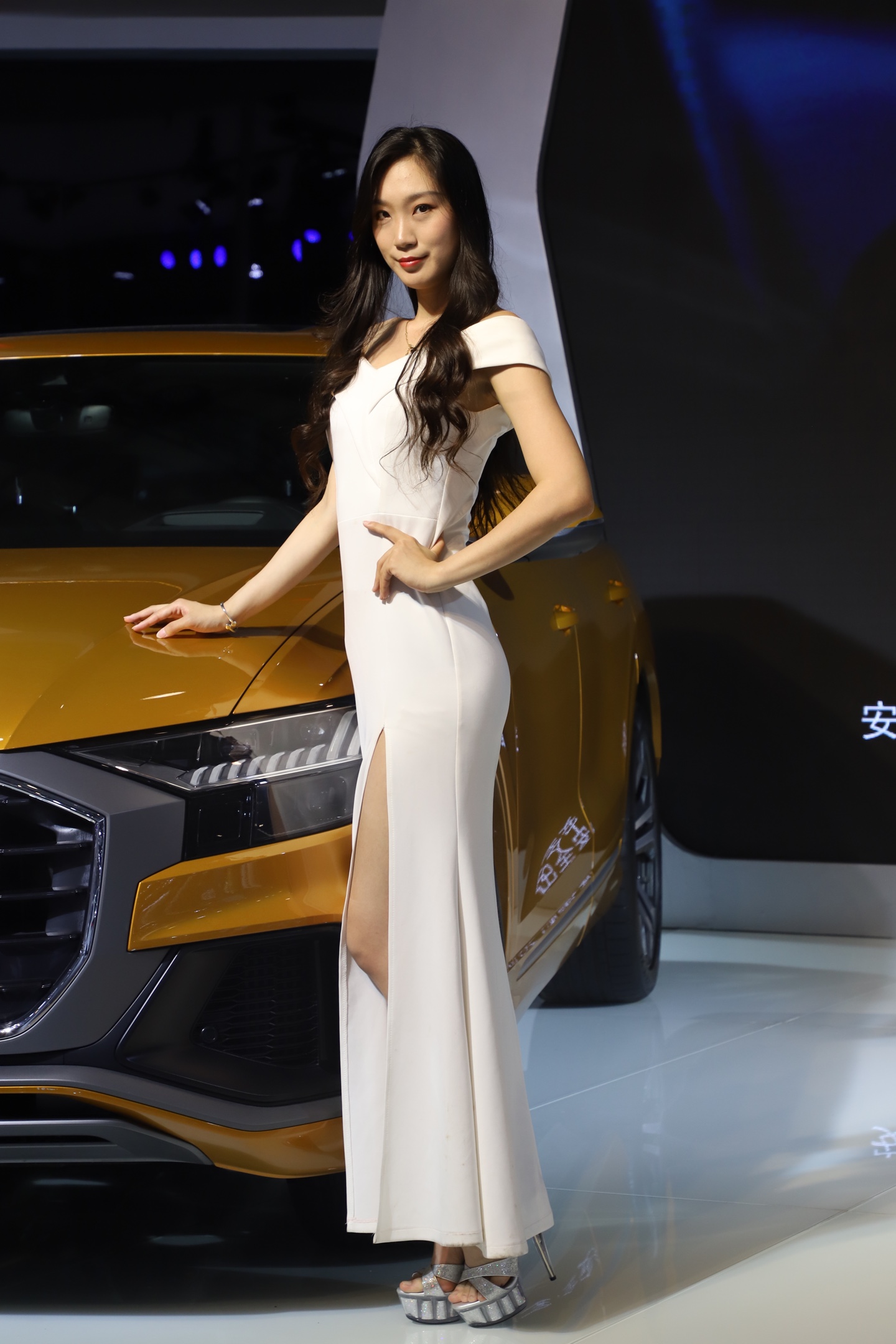 中国五大车展之一,青岛第十九届国际车展,漂亮的男女模特展示.