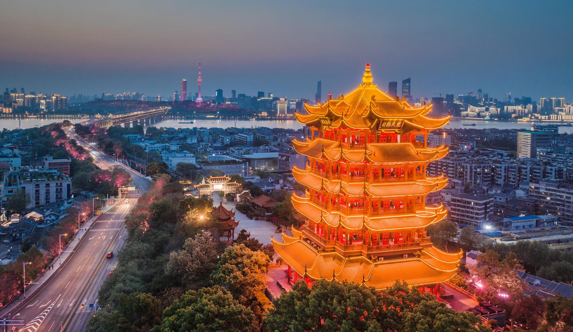句:春青 对句:刘晓鹏 出句一:花遮柳护晴川阁; 对句一:云淡天高黄鹤楼