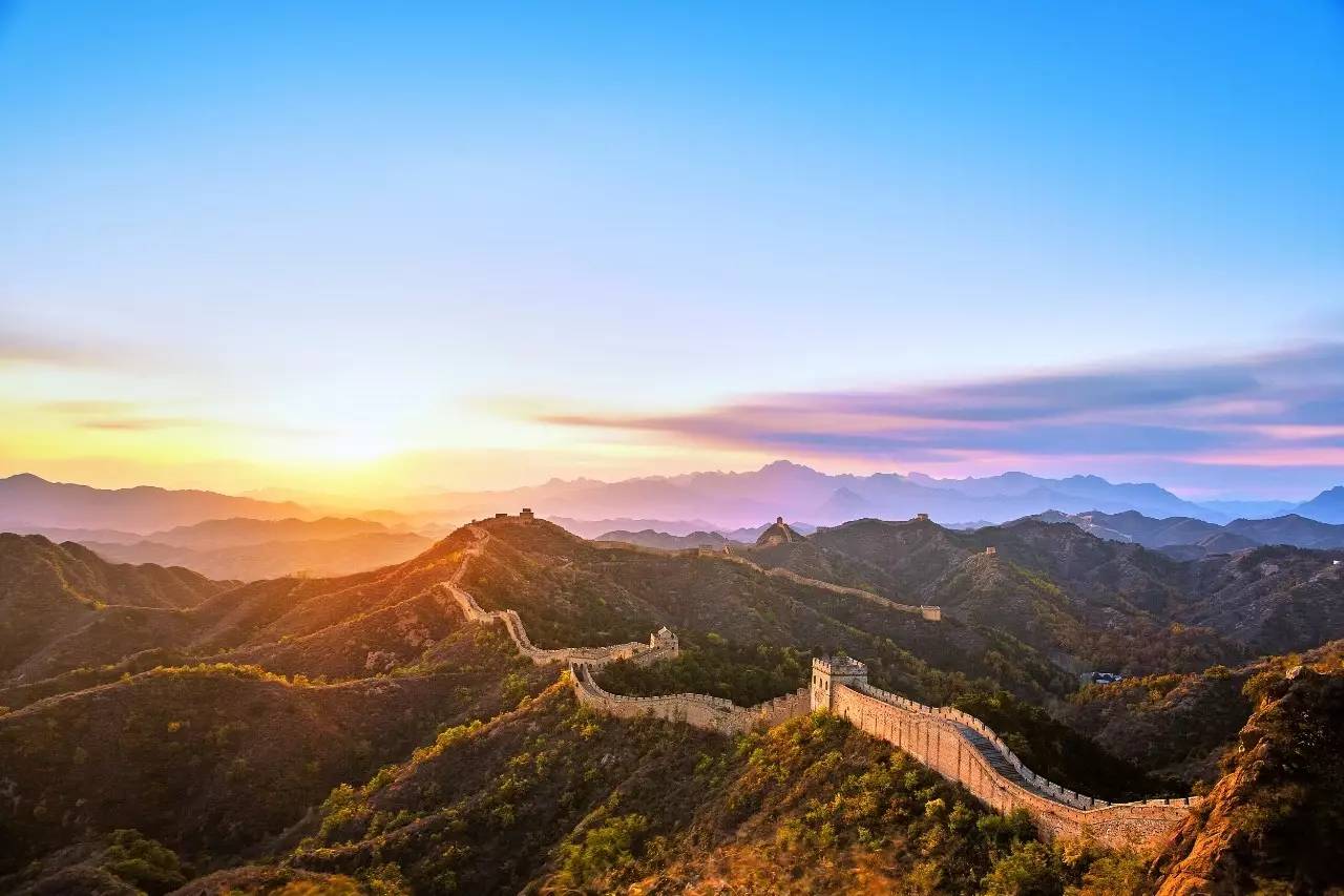 厚重的土地上旅行  山川,河流,草原,森林  我古老而年轻的祖国  有无