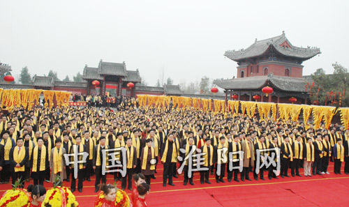 中国淮阳祭拜人祖伏羲二月二庙会