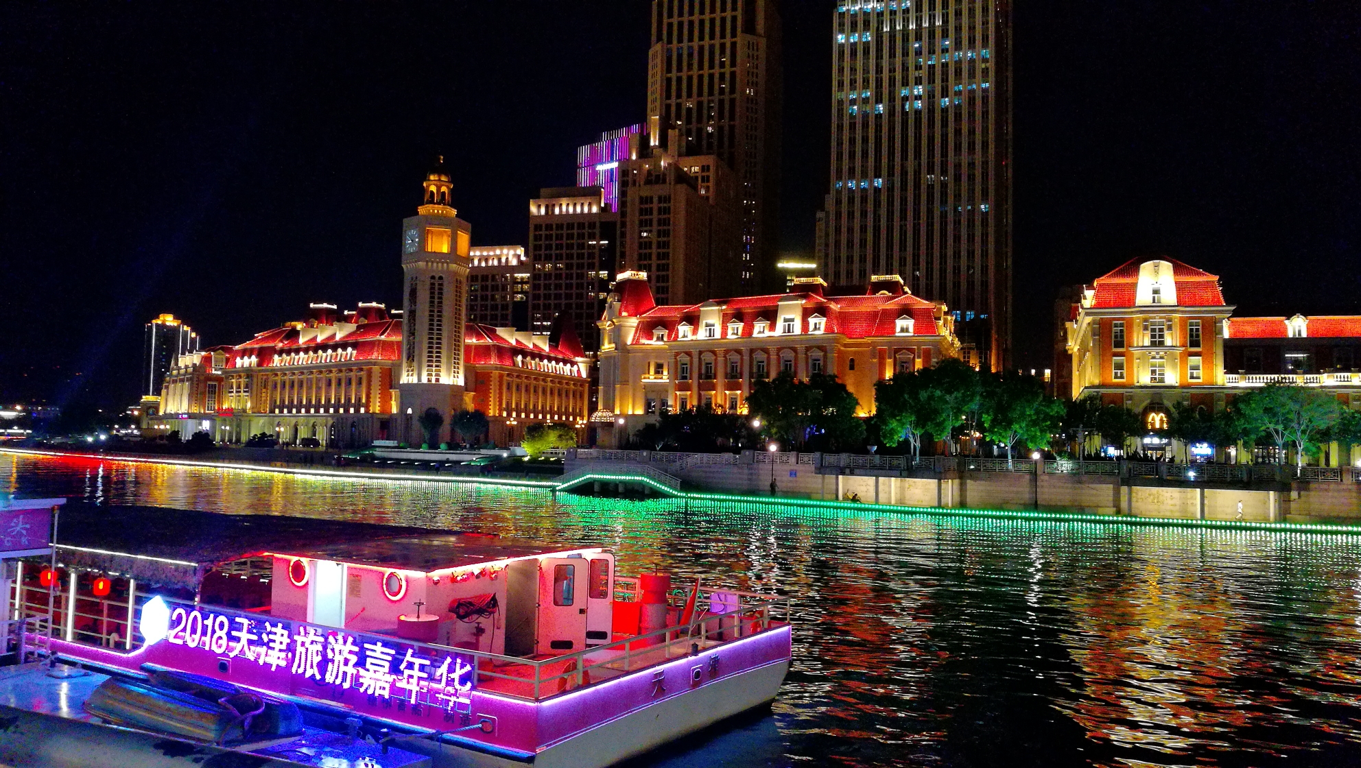 海河之畔天津的夏季夜晚