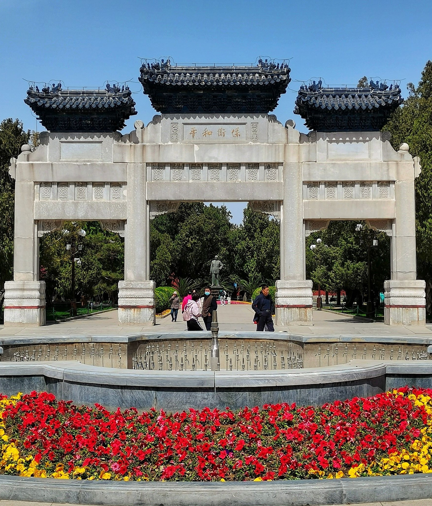 四月二十七日来到北京中山公园,虽然已经是晚春,但这里的郁金香和其他
