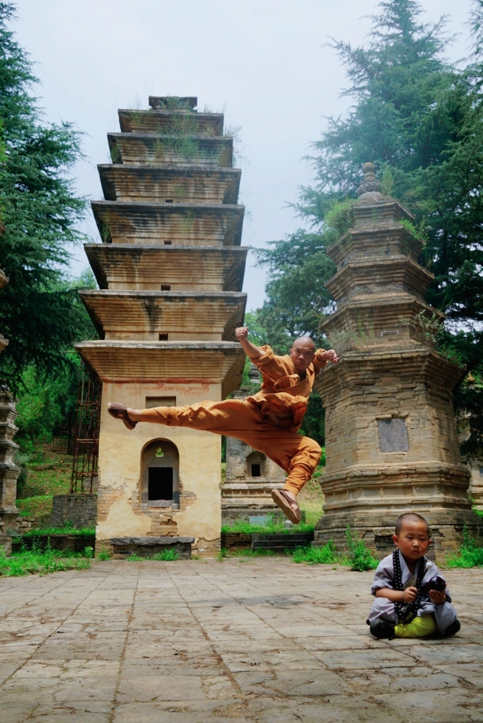 延波每天带着徒弟出门习武小石头在两岁多父母就将他送到少林寺开始习