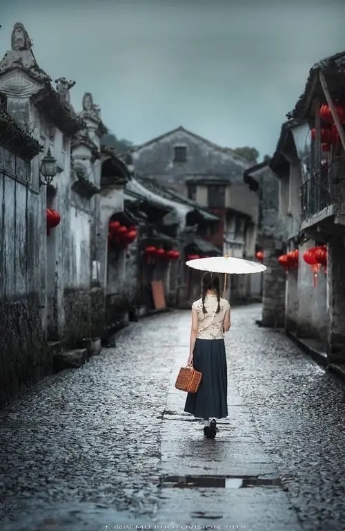 古朴的石板路  蜿蜒出一首歌在江南  在雨夜