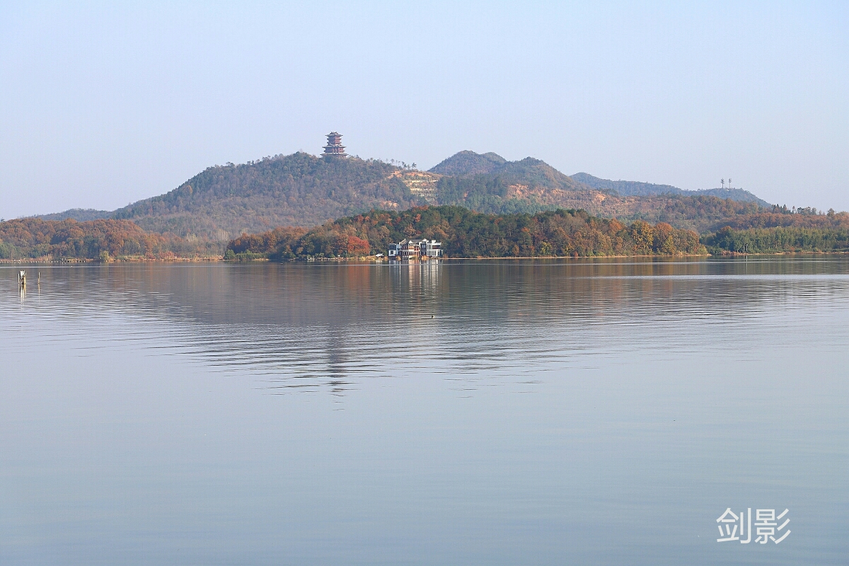 平天湖风景区位于池州市东南,集山,水,湿地于一体,水域面积11平方