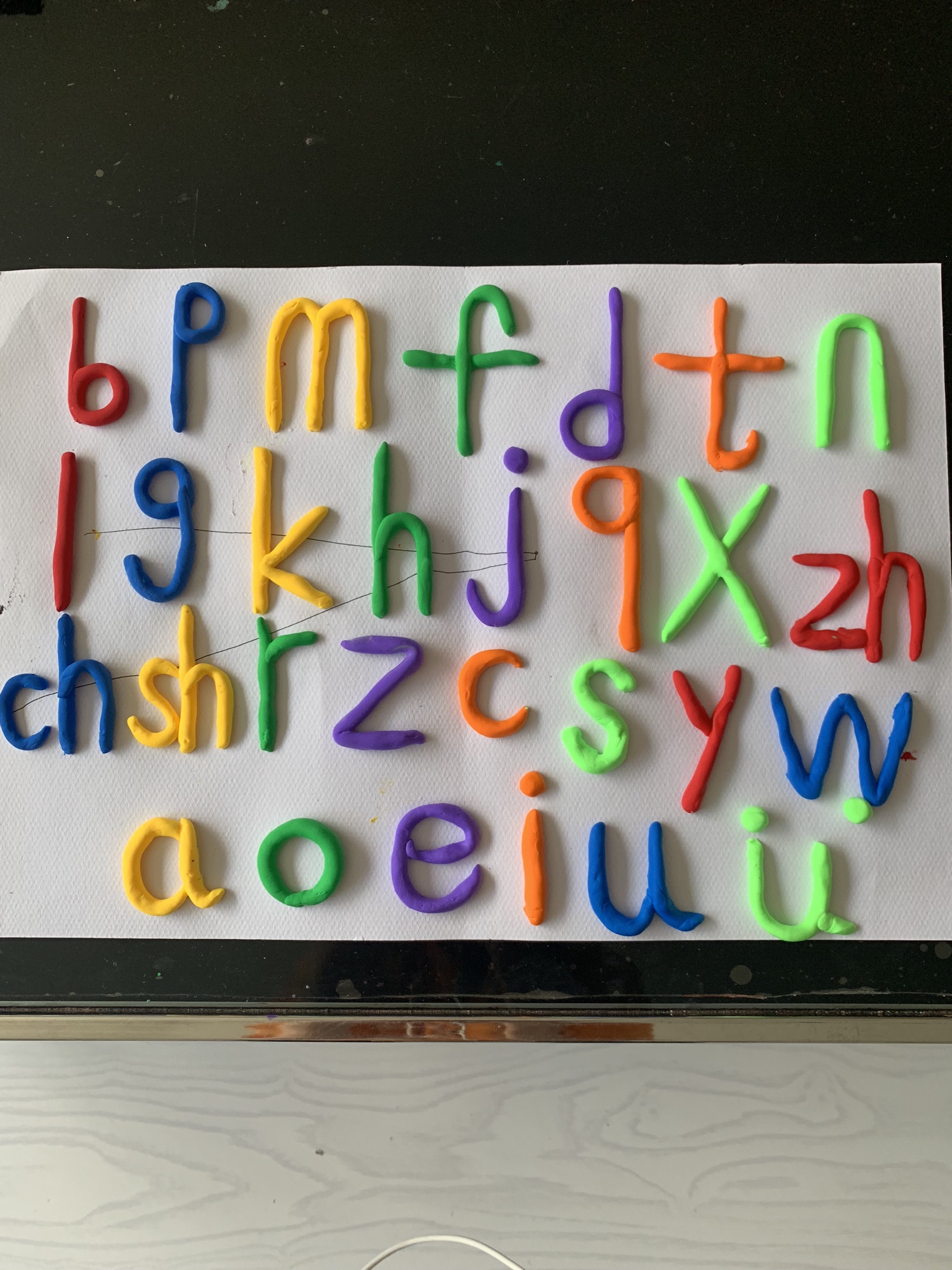 孩子们通过用橡皮泥捏拼音字母活动,捏出了五颜六色的声母宝宝,捏出