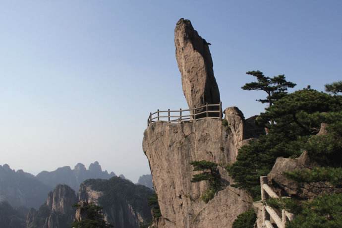 黄山层峦叠嶂,千峰竞秀,以奇松,怪石,云海,温泉四绝著称于世.