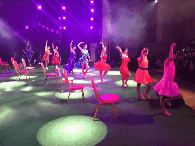 玉(河南〉 踩着隆冬的第一片雪花 我们回到了久别的家 我和你  还有他