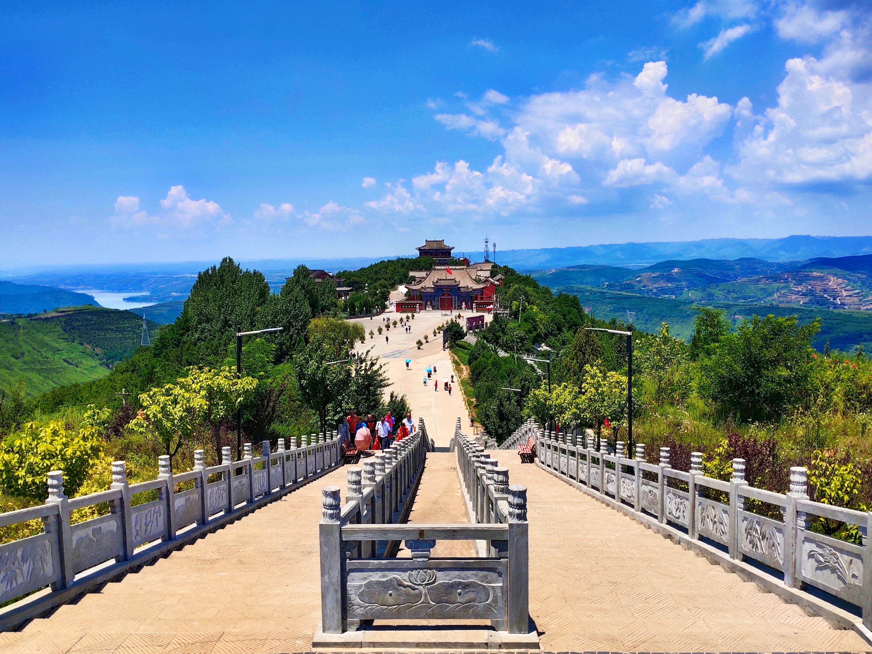 凤翔灵山净慧寺古名九顶莲花山,以先秦穆公狩猎于此见灵鹫鸟而始名