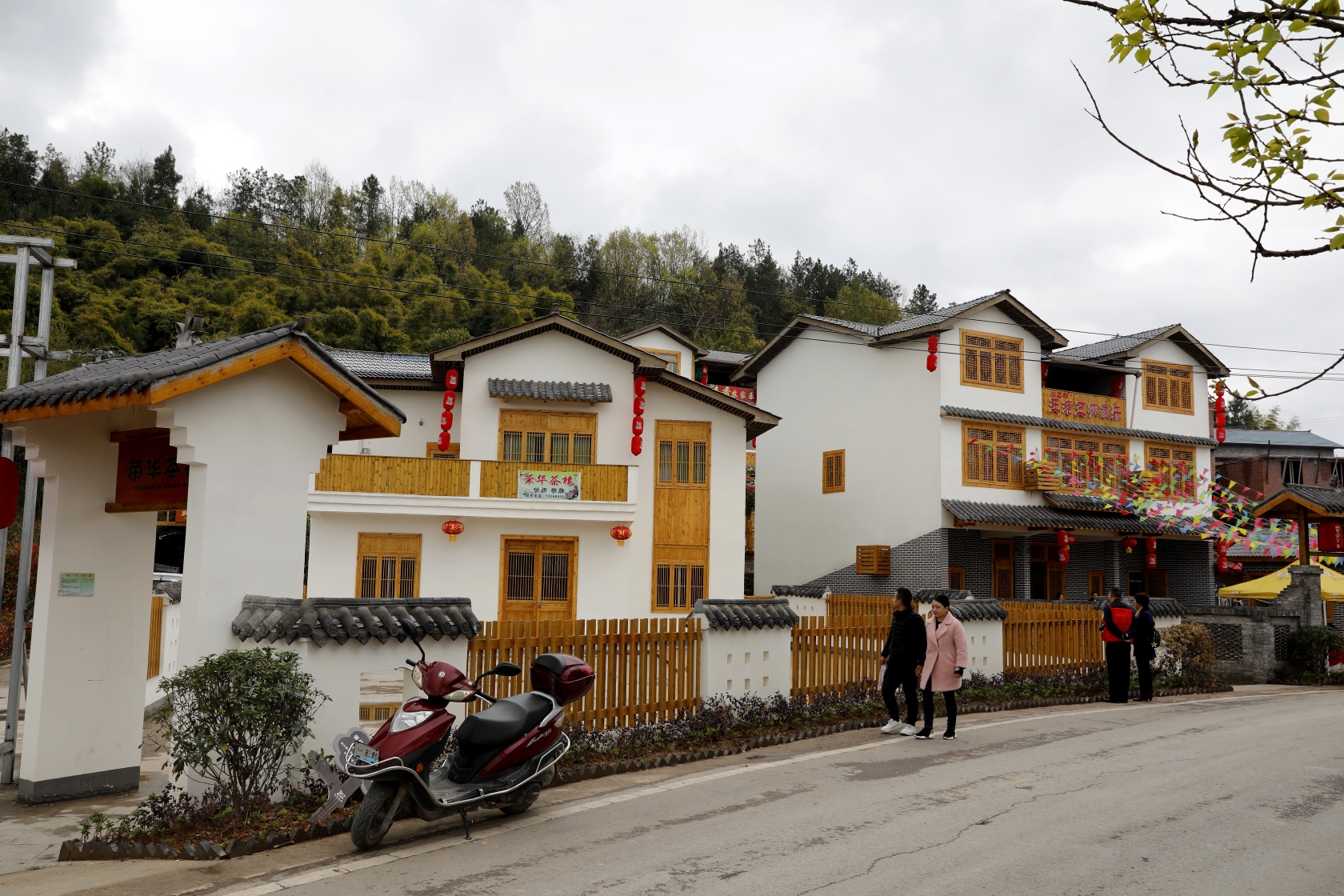 花溪河三河交汇,四川十佳最美人工湖(驷马湖)镶嵌其中,景区内川北民居