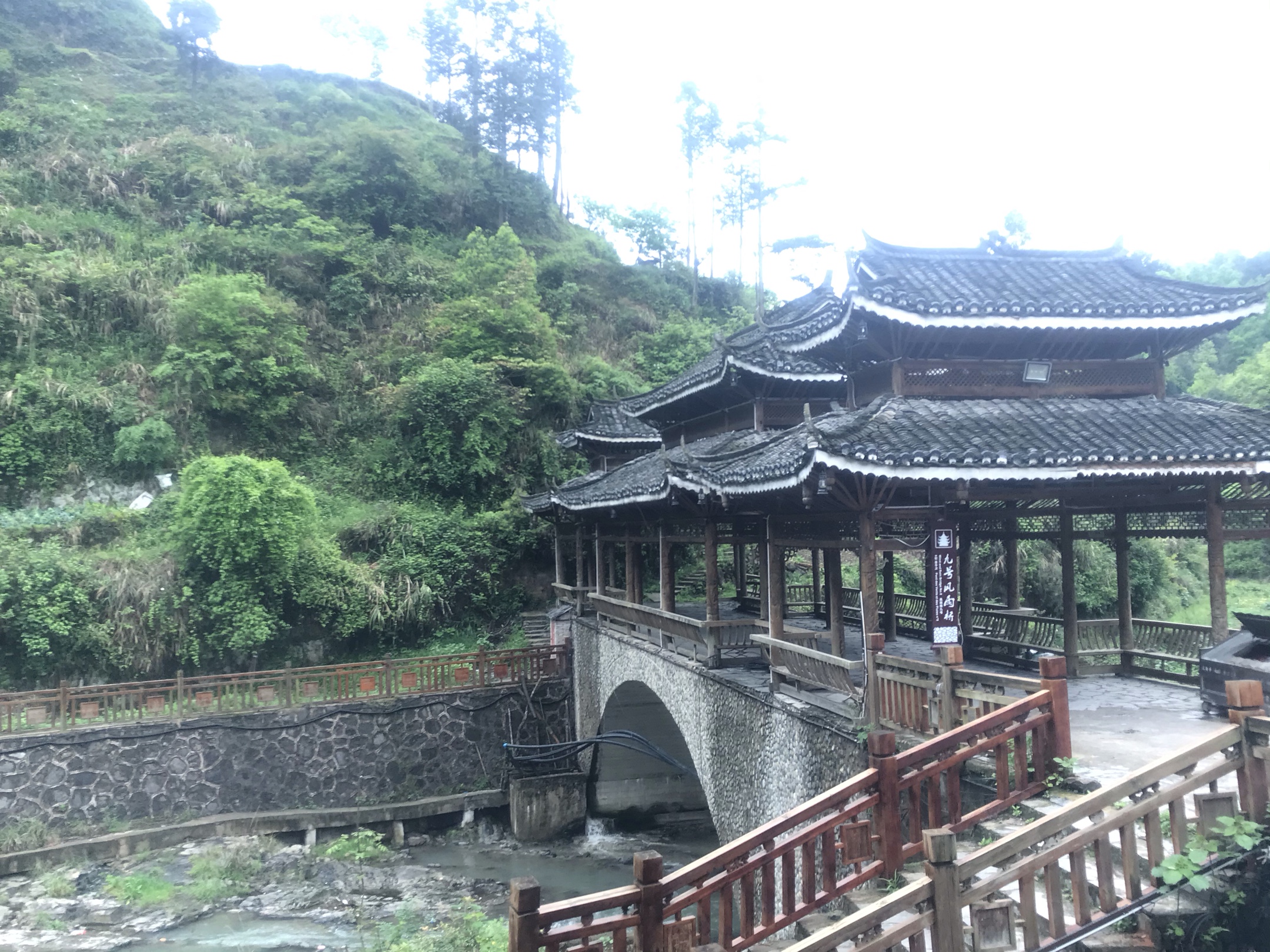 西江千户苗家寨山水交映美画面