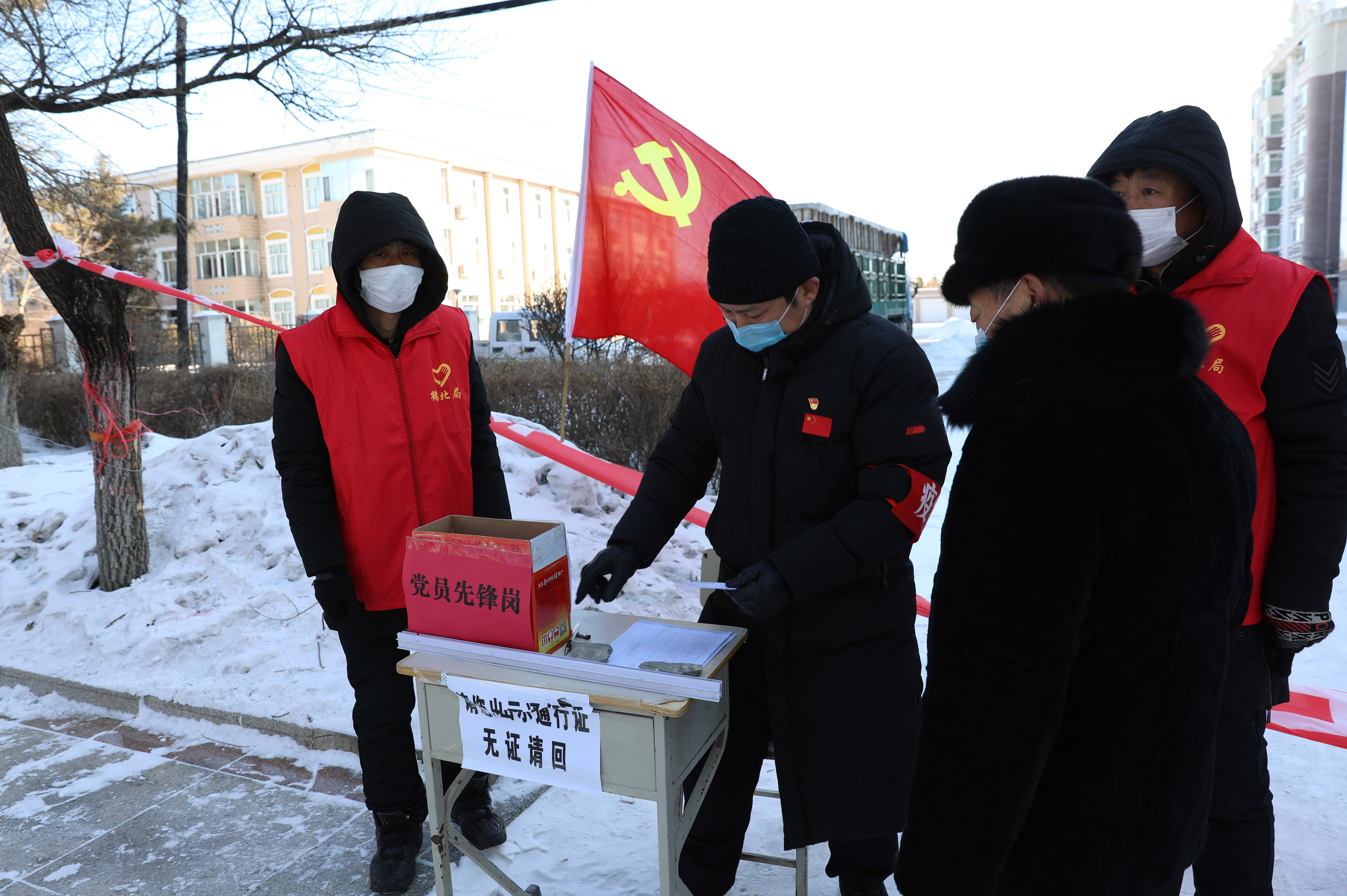 一个个党员先锋岗贮立在封闭小区的路旁,守住卡点为健康护航,加强巡护