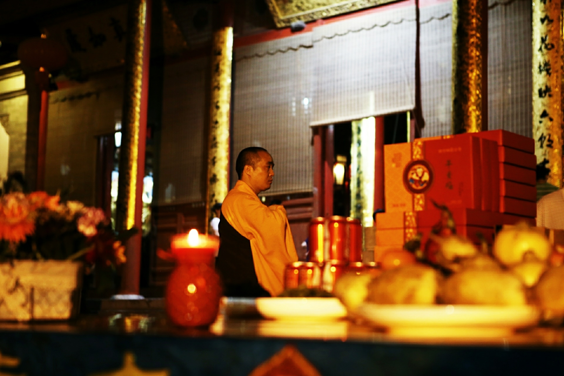 除了上香,拜愿,祈福之外,今年还增加传灯仪式 传灯有薪火相传,光明