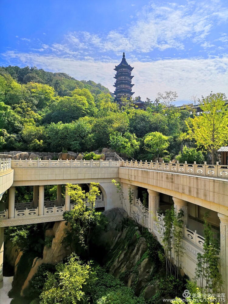 1,南京市江宁区有一座风景秀丽的小山,山顶双峰对峙,形似牛角,古名牛