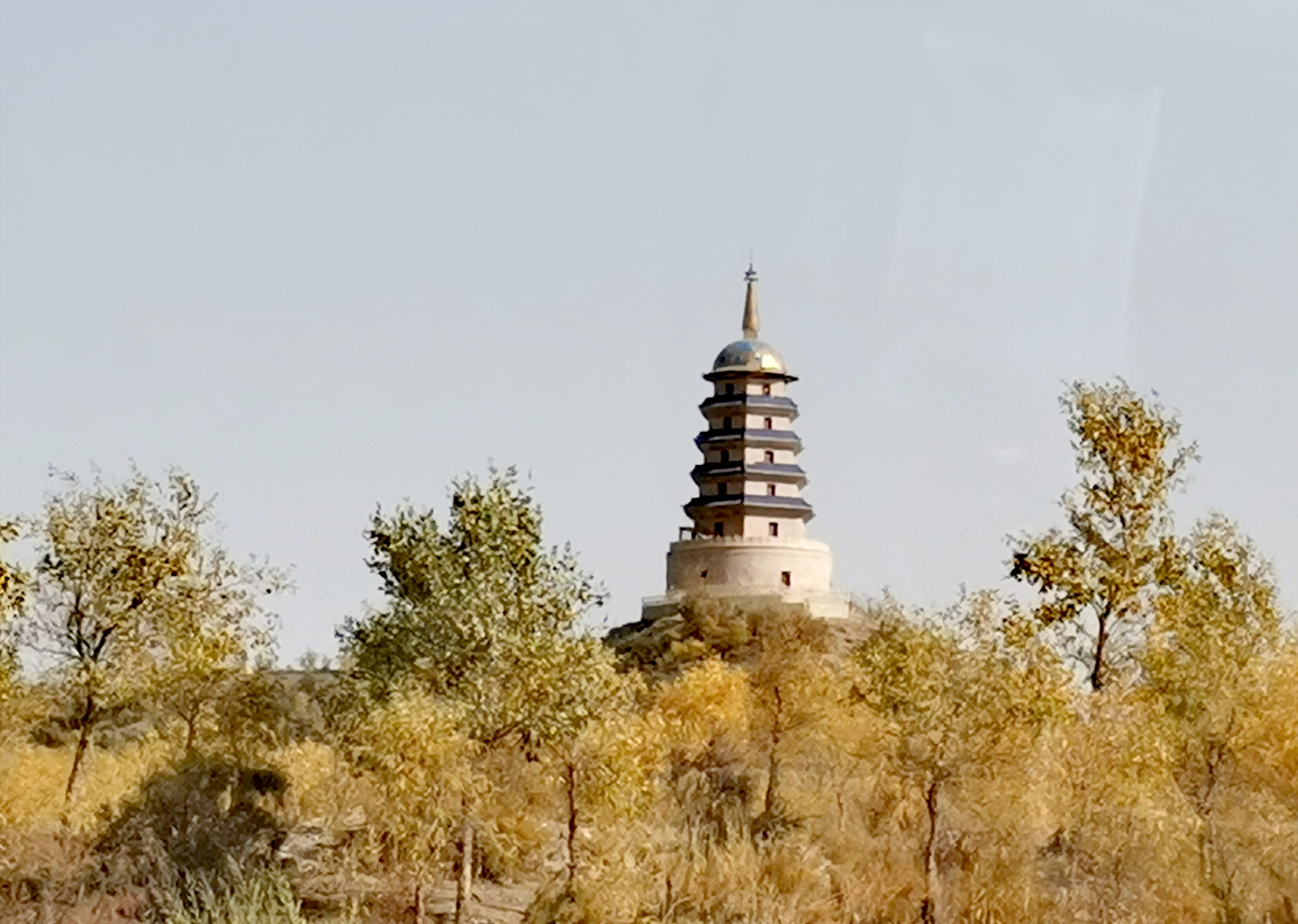该塔具有浓郁蒙古特色,是库尔勒的标志性建筑.