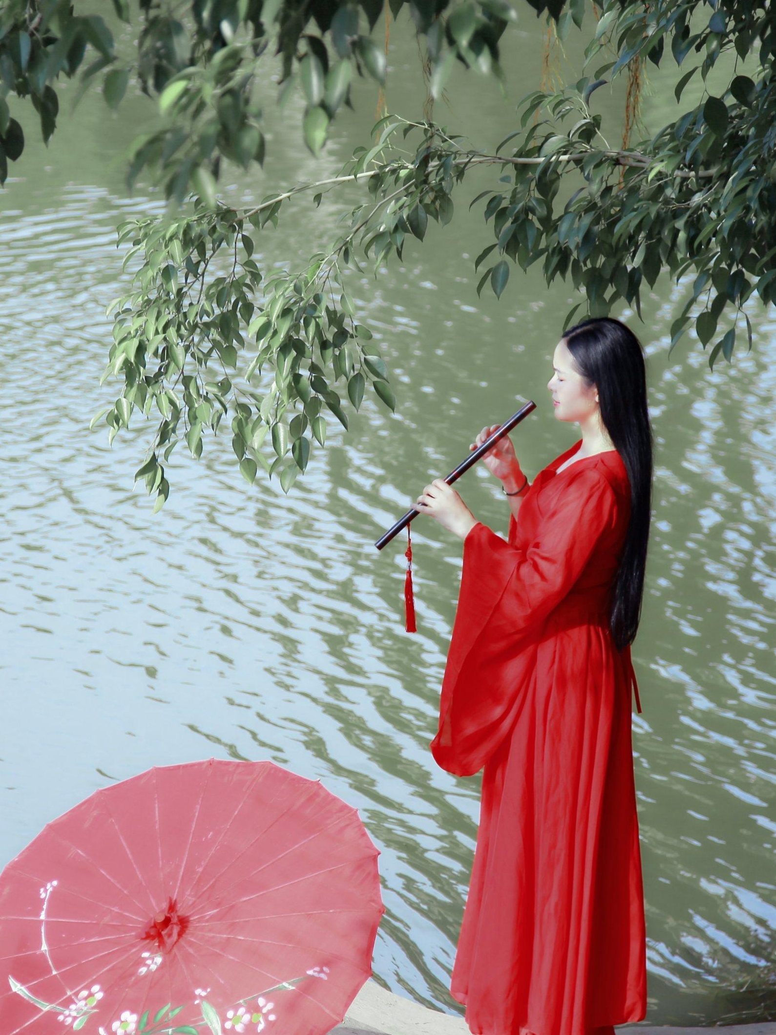 落花残红对愁绵.潇潇烟雨寂寞天