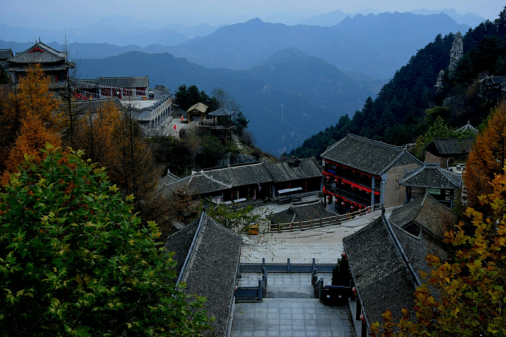 栾川县抱犊寨风景区地址抱犊寨景区位于伏牛山与熊耳山结合部的三川镇