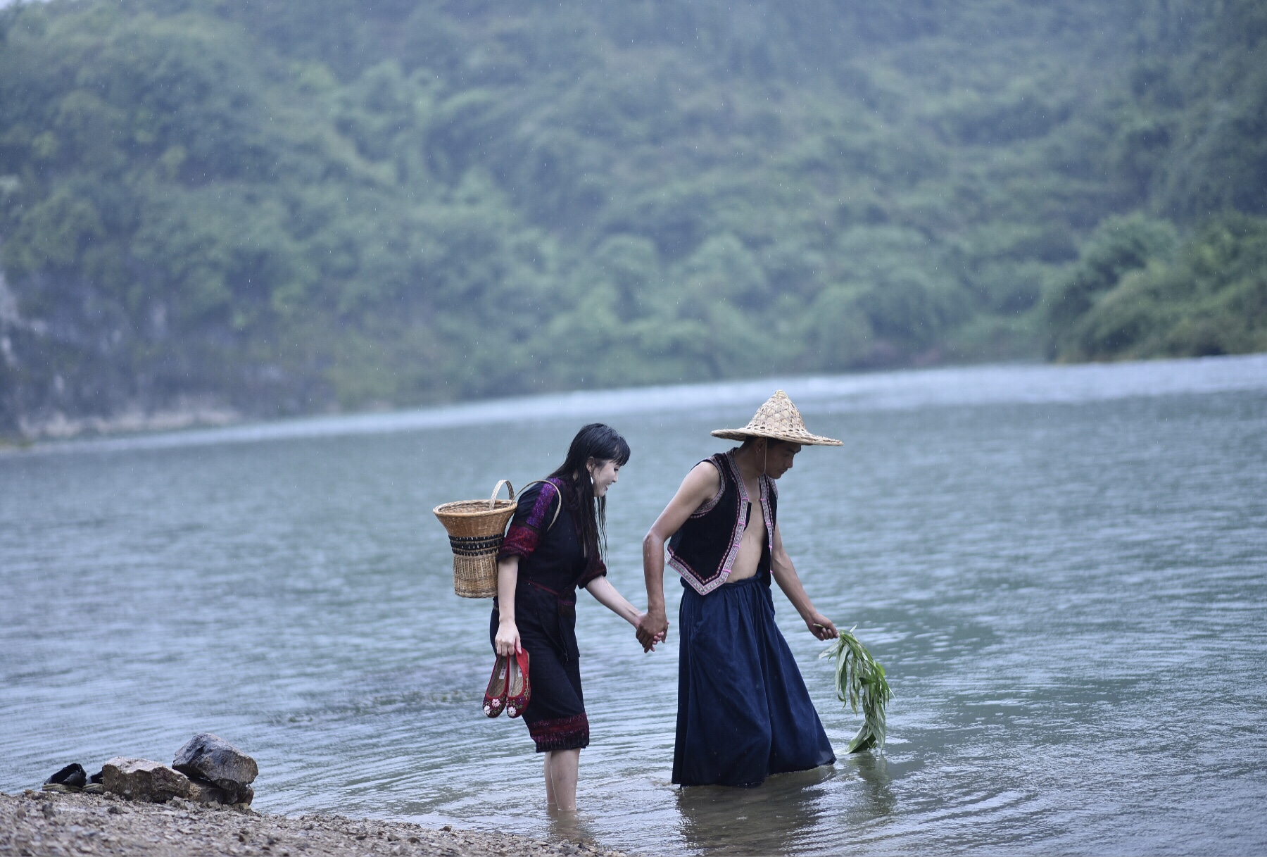 阿哥阿妹情意长,清水江边把歌唱,郎有情来妹有意,恩爱地老又天荒.