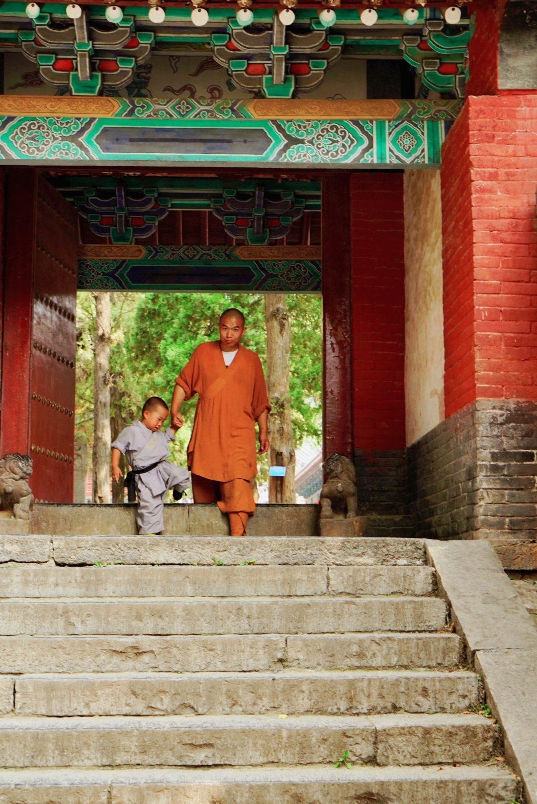 延波每天带着徒弟出门习武小石头在两岁多父母就将他送到少林寺开始习