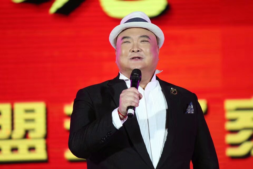 诙谐幽默范军的演出表情