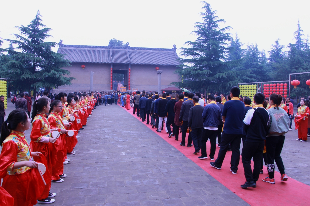 尤其在后土圣母诞辰之日(农历三月十八)和十月初五庙会期间,善男信女