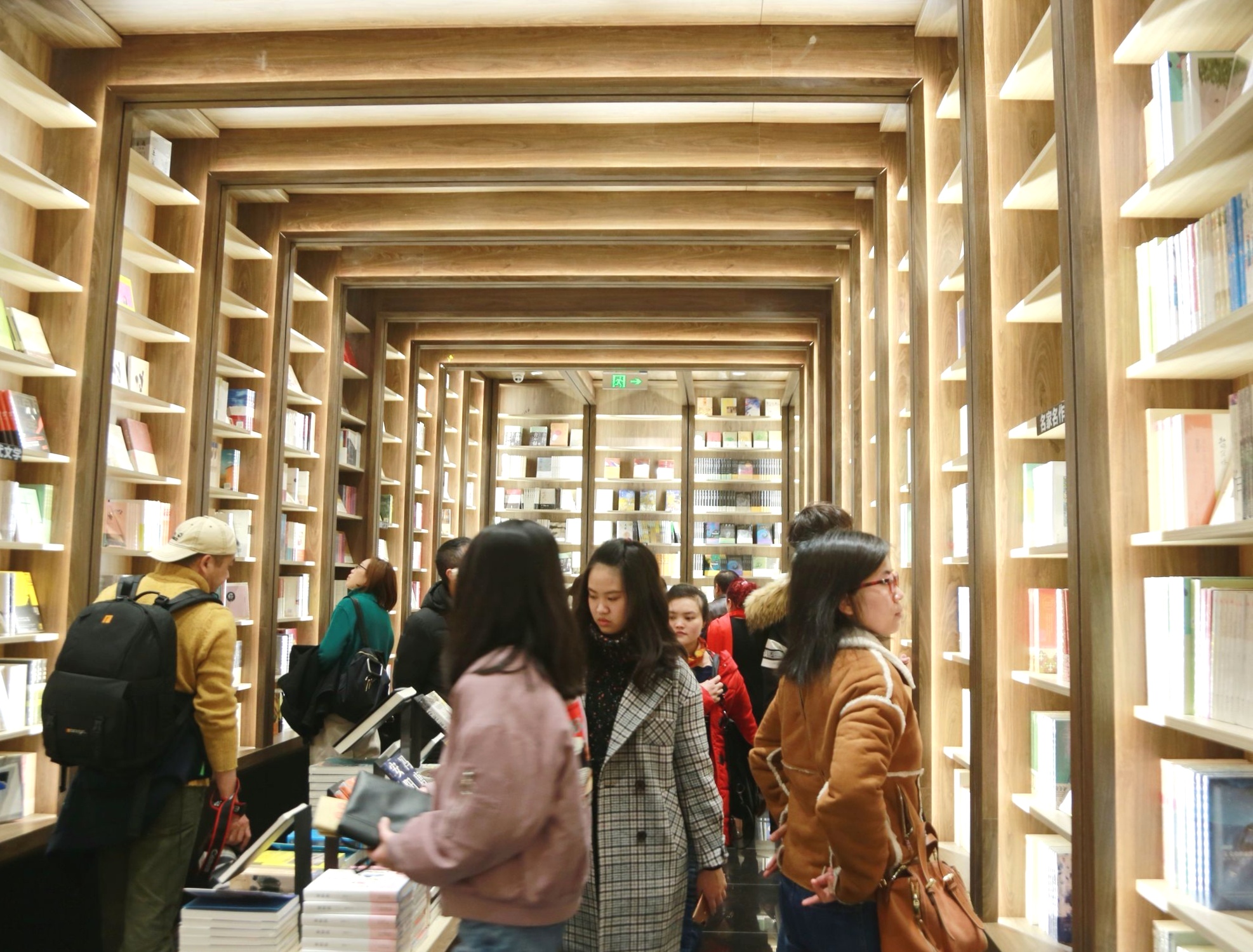 人们去到书店买书是一种仪式,同时也是一种情怀