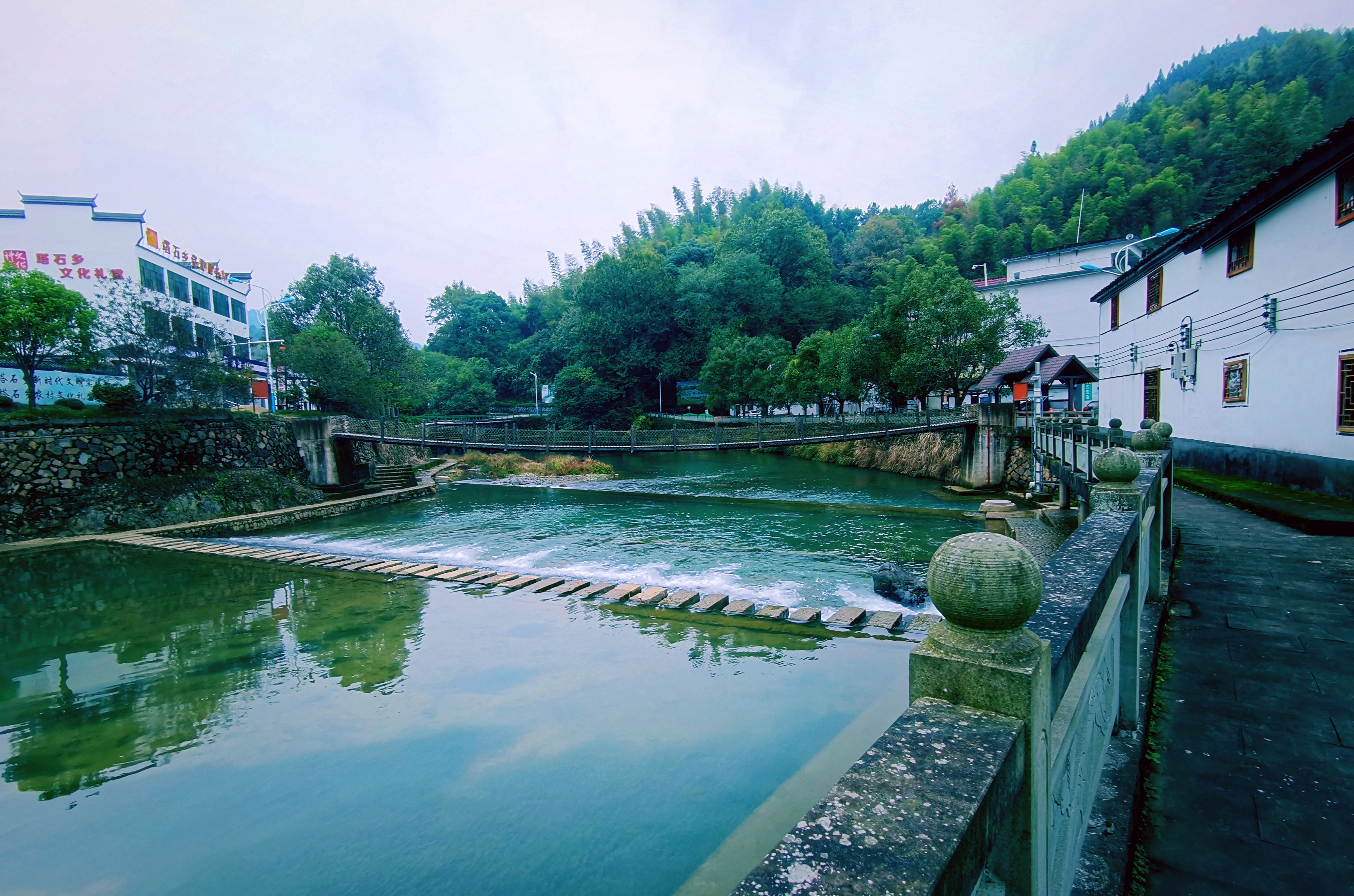 东连本区沙畈乡,南连丽水市遂昌县,西界衢州市龙游县,北接本区岭上