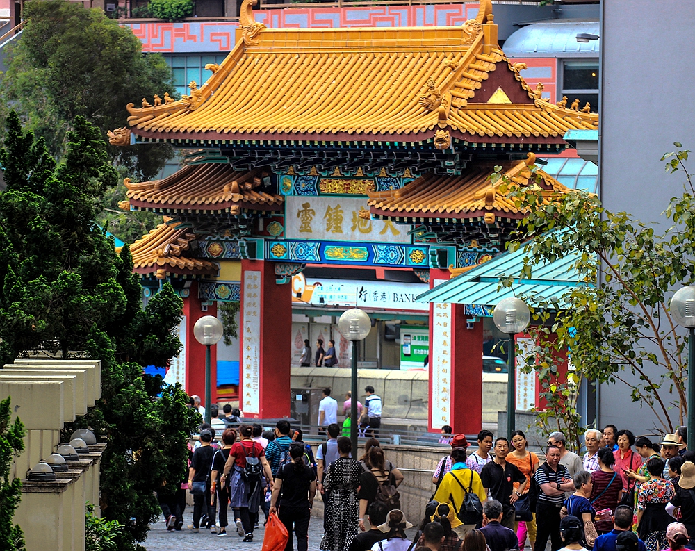黄大仙祠位于香港九龙区黄大仙竹园村二号,黄大仙上村旁,黄大仙庙为