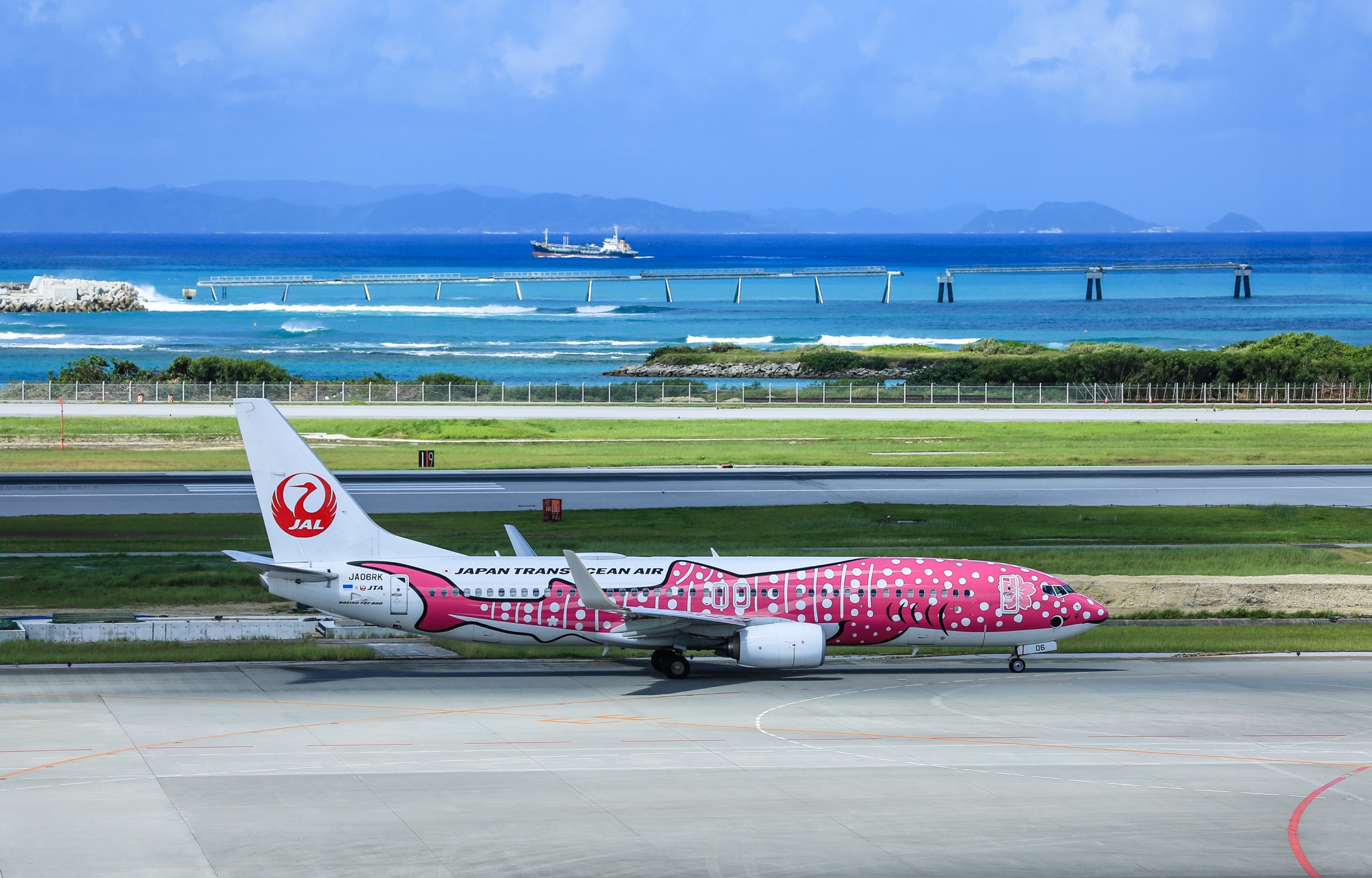 jta日本越洋航空公司波音737-800型"粉鲸鲨"(代表冲绳特色的美丽海