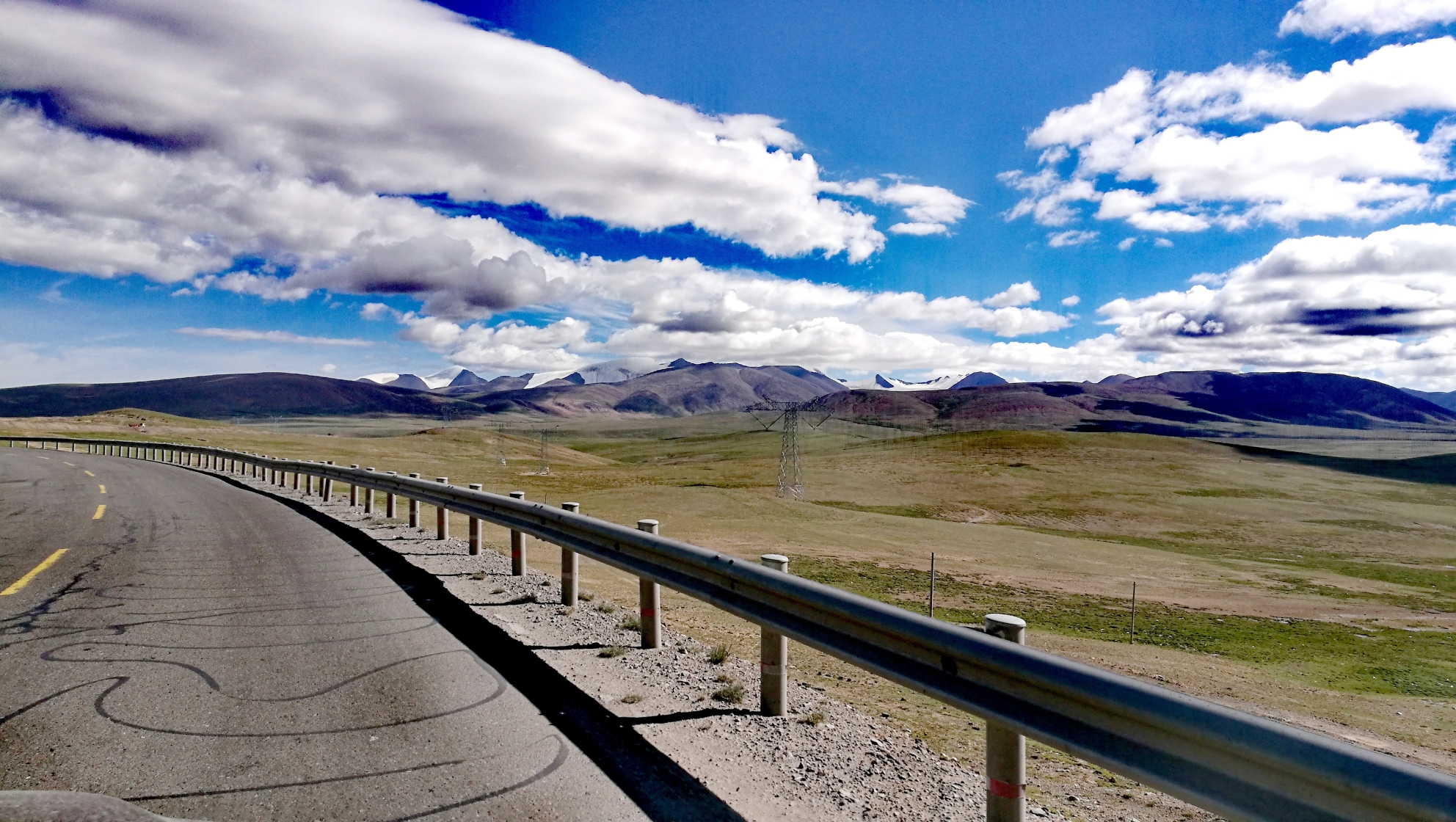 过了妥巨拉山口便是青藏线上最著名的唐古拉山口了.