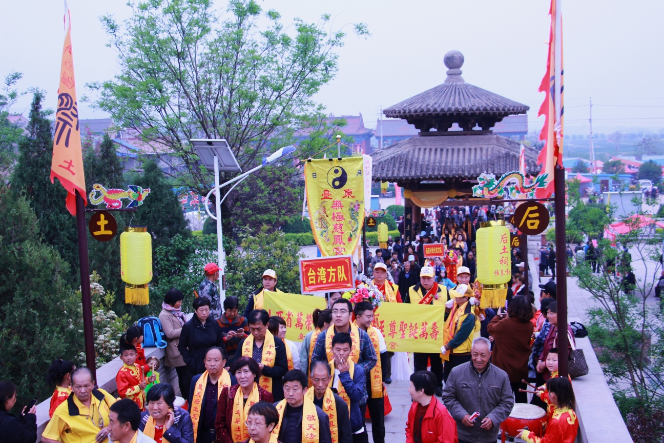 尤其在后土圣母诞辰之日(农历三月十八)和十月初五庙会期间,善男信女