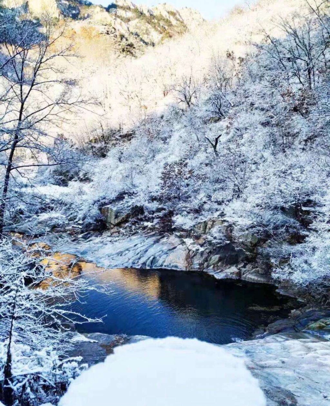 和诗:北国山川全素裹 北国山川全素裹,寒风凛冽雪花飘.