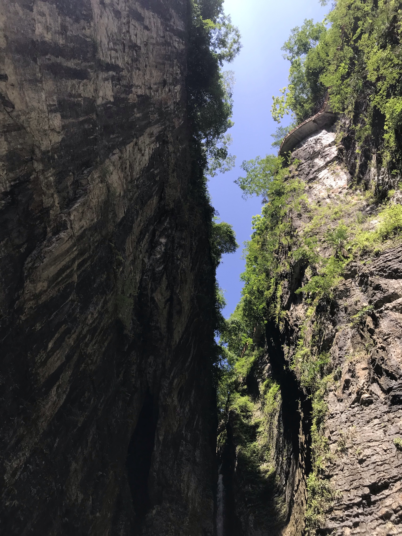 天然屏障陡悬崖,四面环山似天坑.