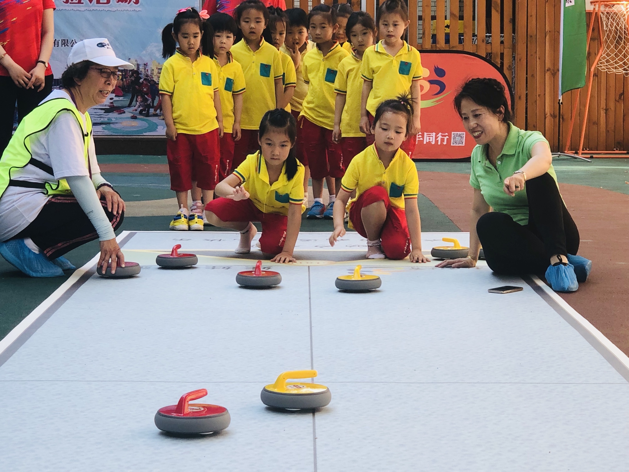 蒲二幼蒲安里园冬奥项目初体验——好玩的旱地冰壶球