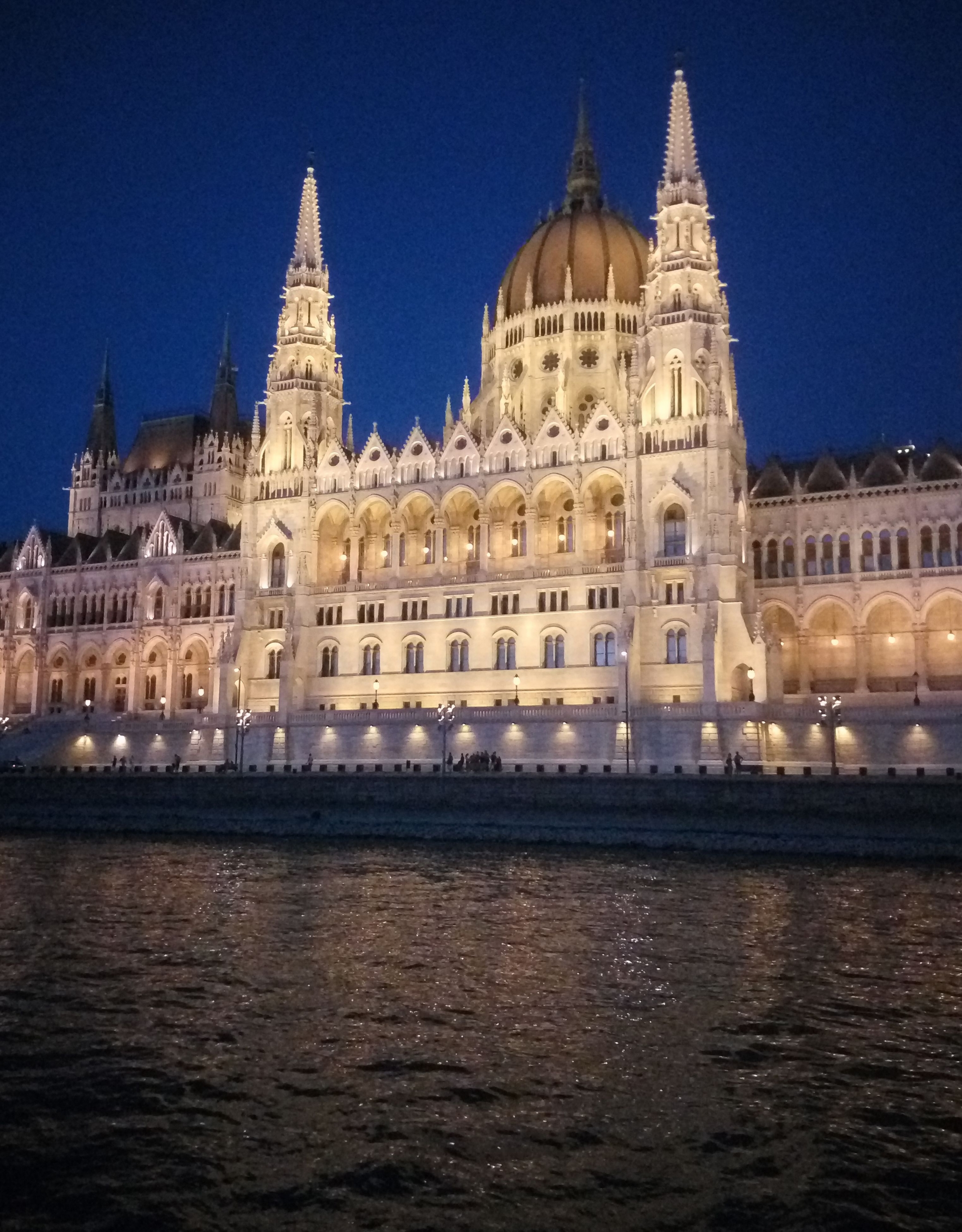 匈牙利国会大厦的宏伟壮观在欧洲建筑里可谓首屈一指.