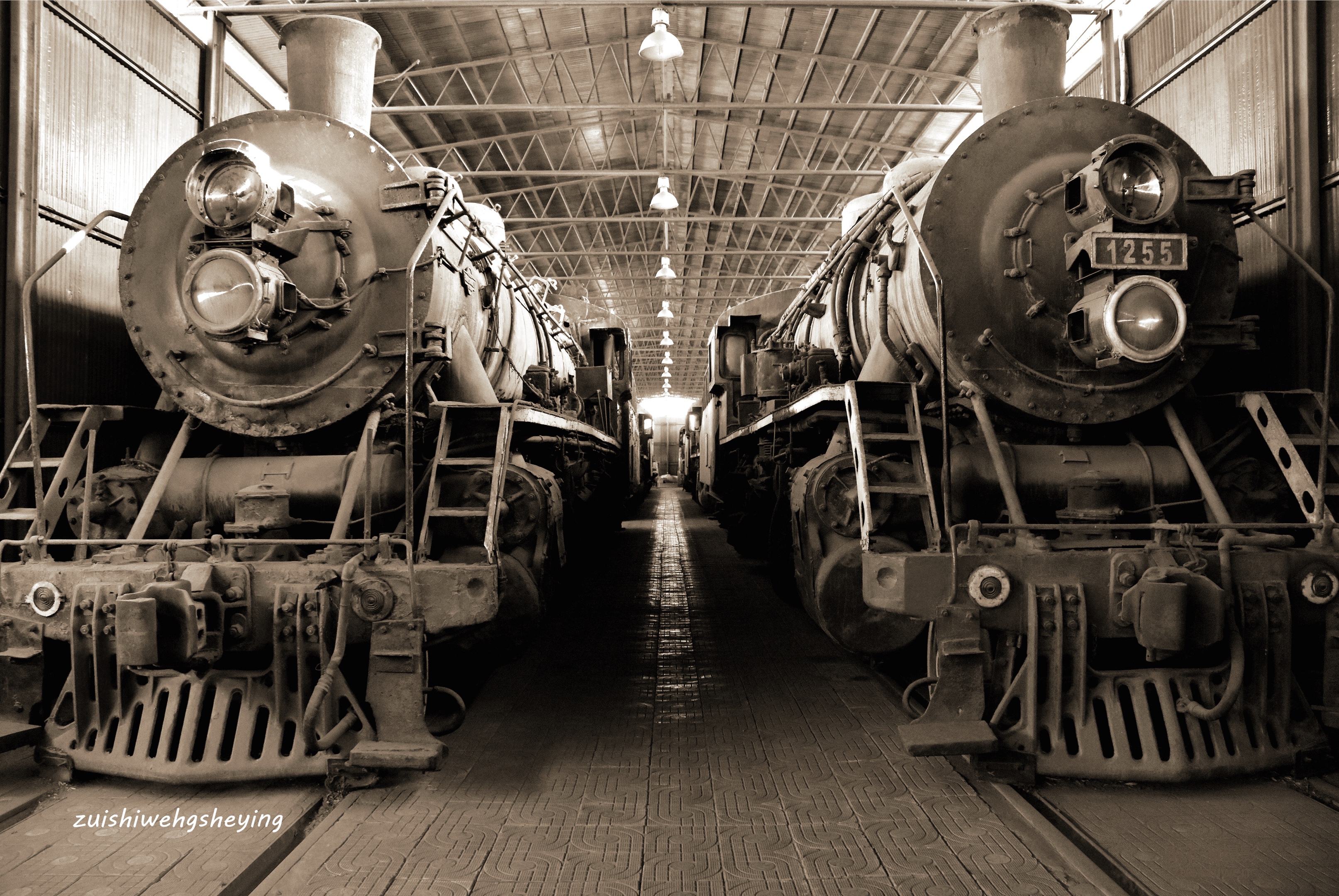 设计制造了世界第一台具有实用价值的5吨重的"火箭"号蒸汽机车,并于