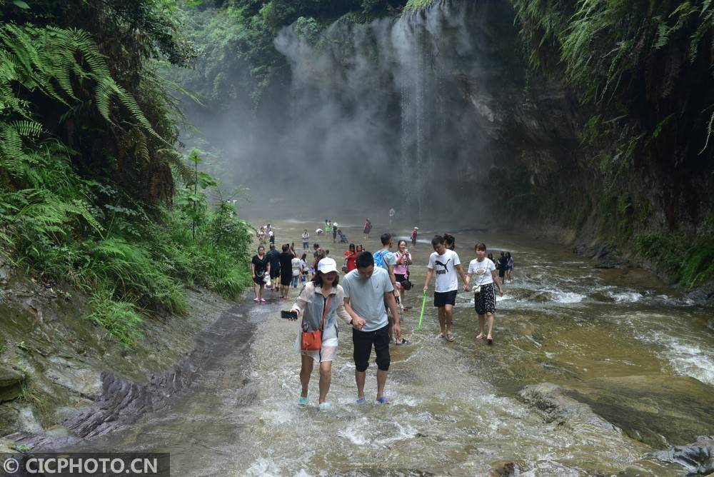 近日,一首名为《我在连界石板河等你》的歌在抖音和快手平台引起强烈