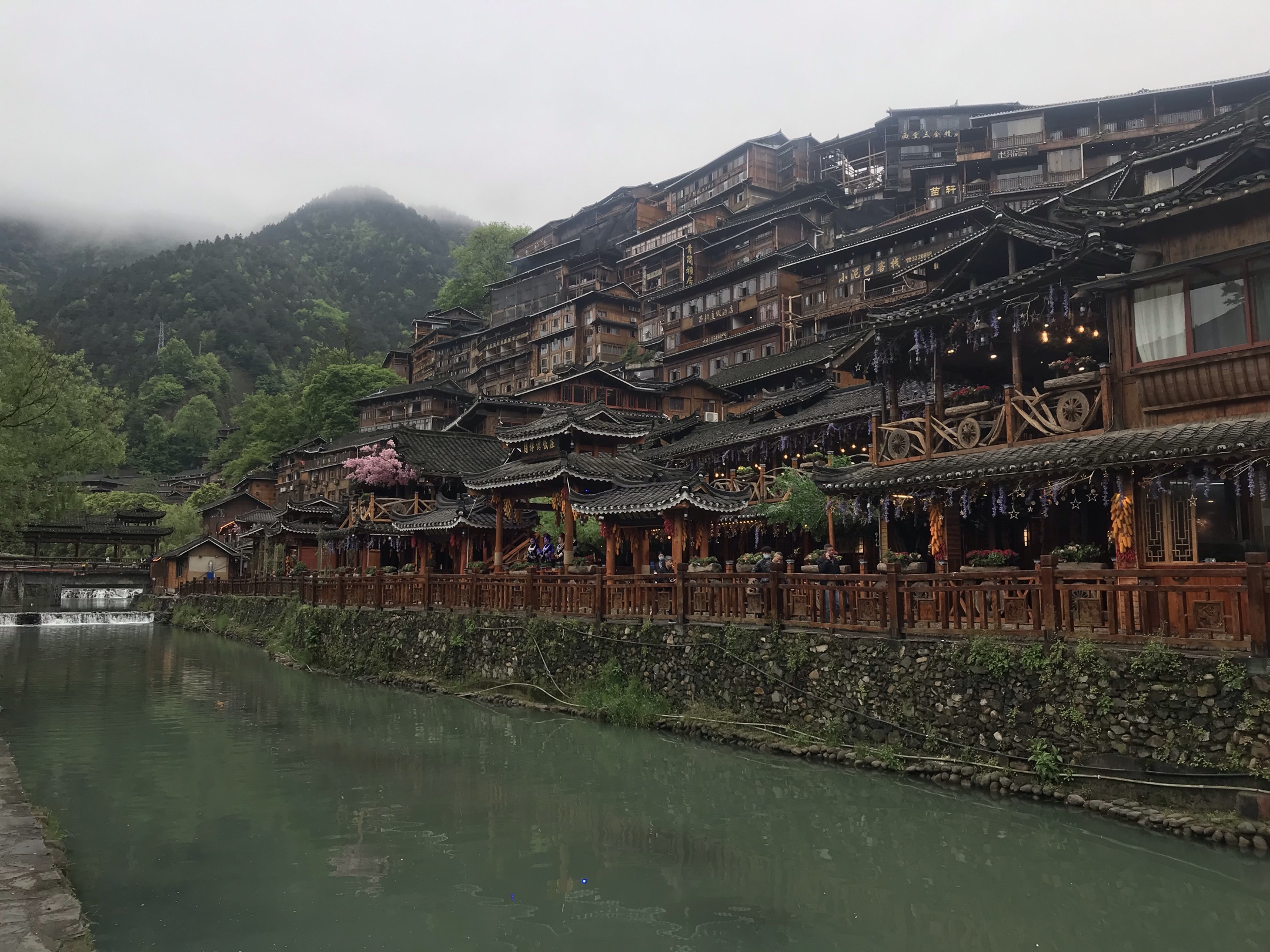 西江千户苗家寨山水交映美画面