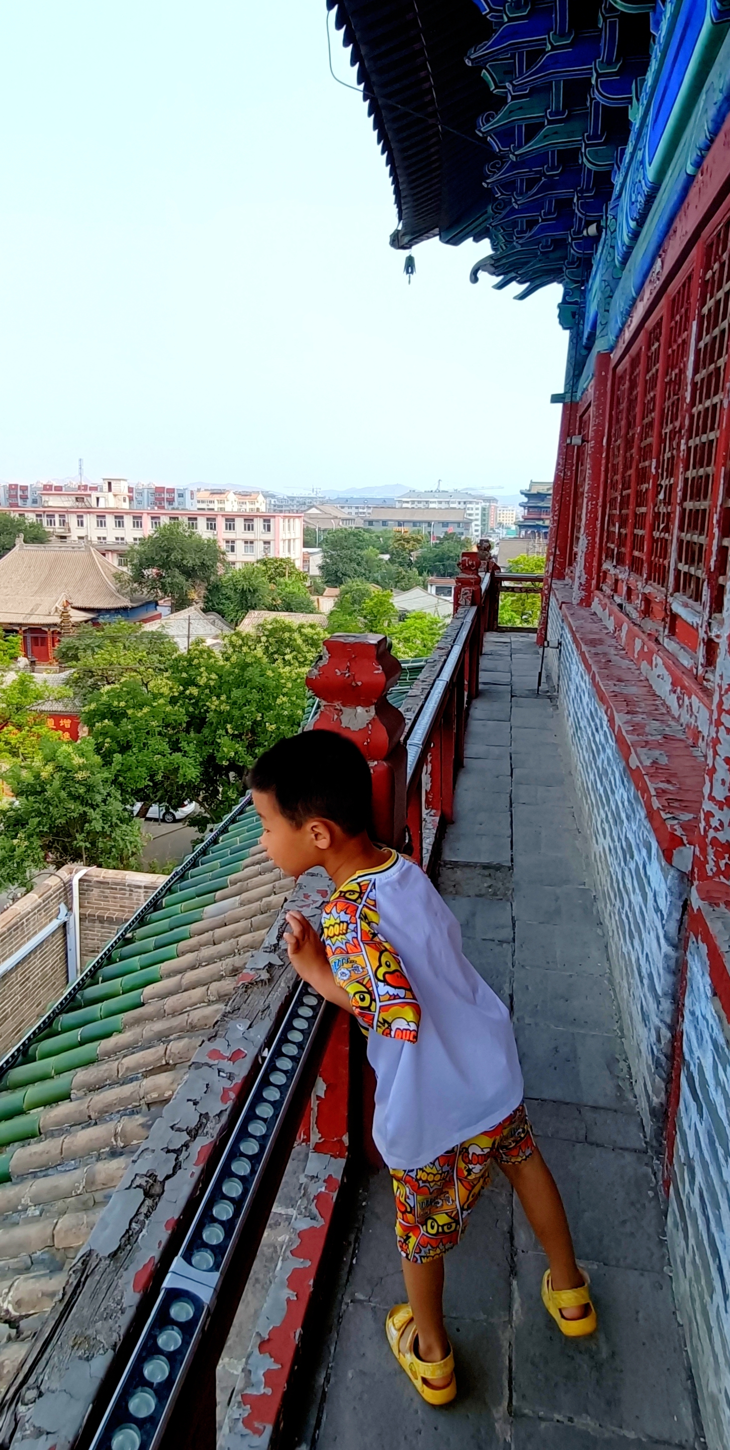 带着小孙子逛古城