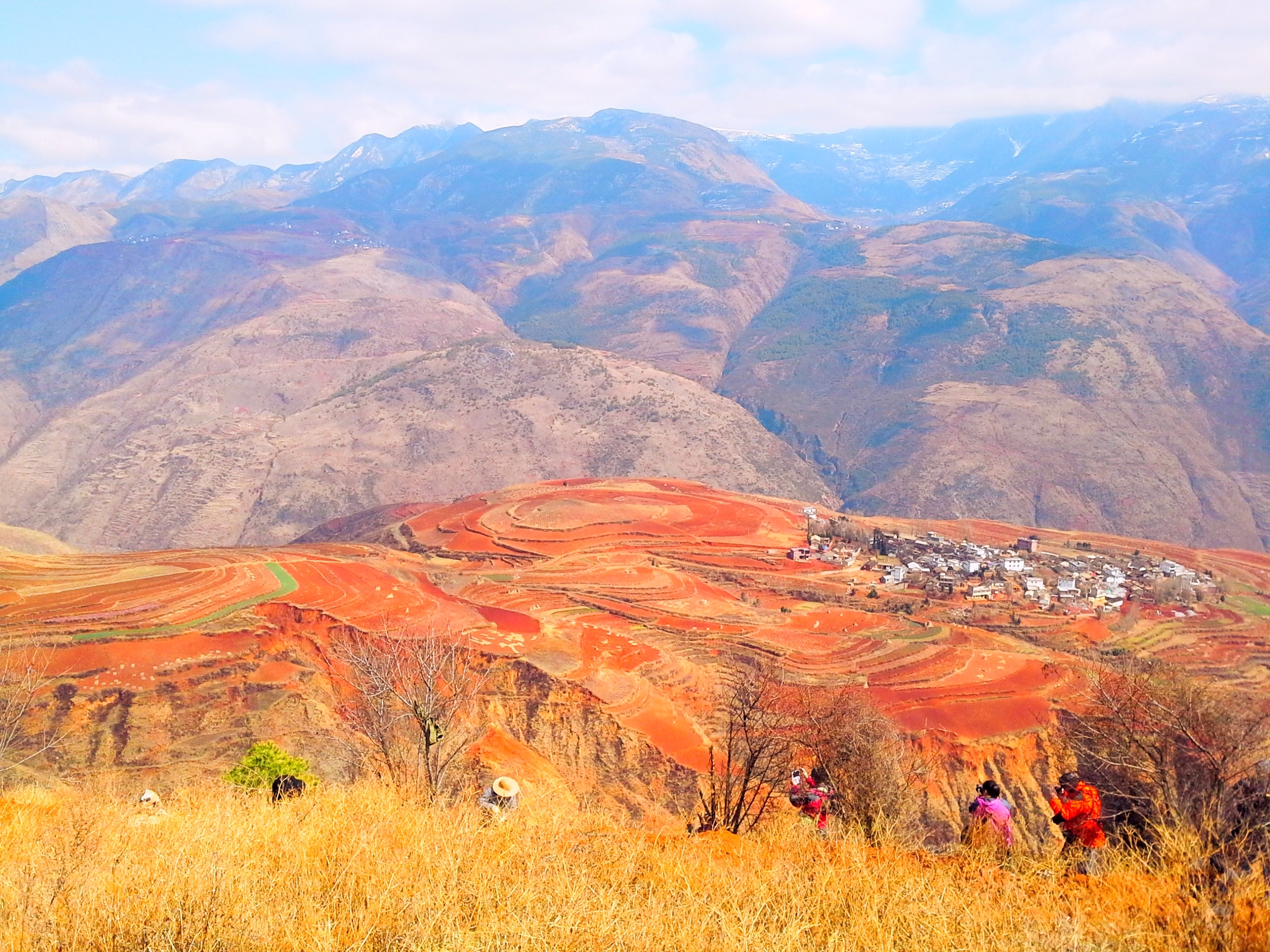 东川红土地著名景点落霞沟,为一深山谷里的山梁,两侧是高耸的大山