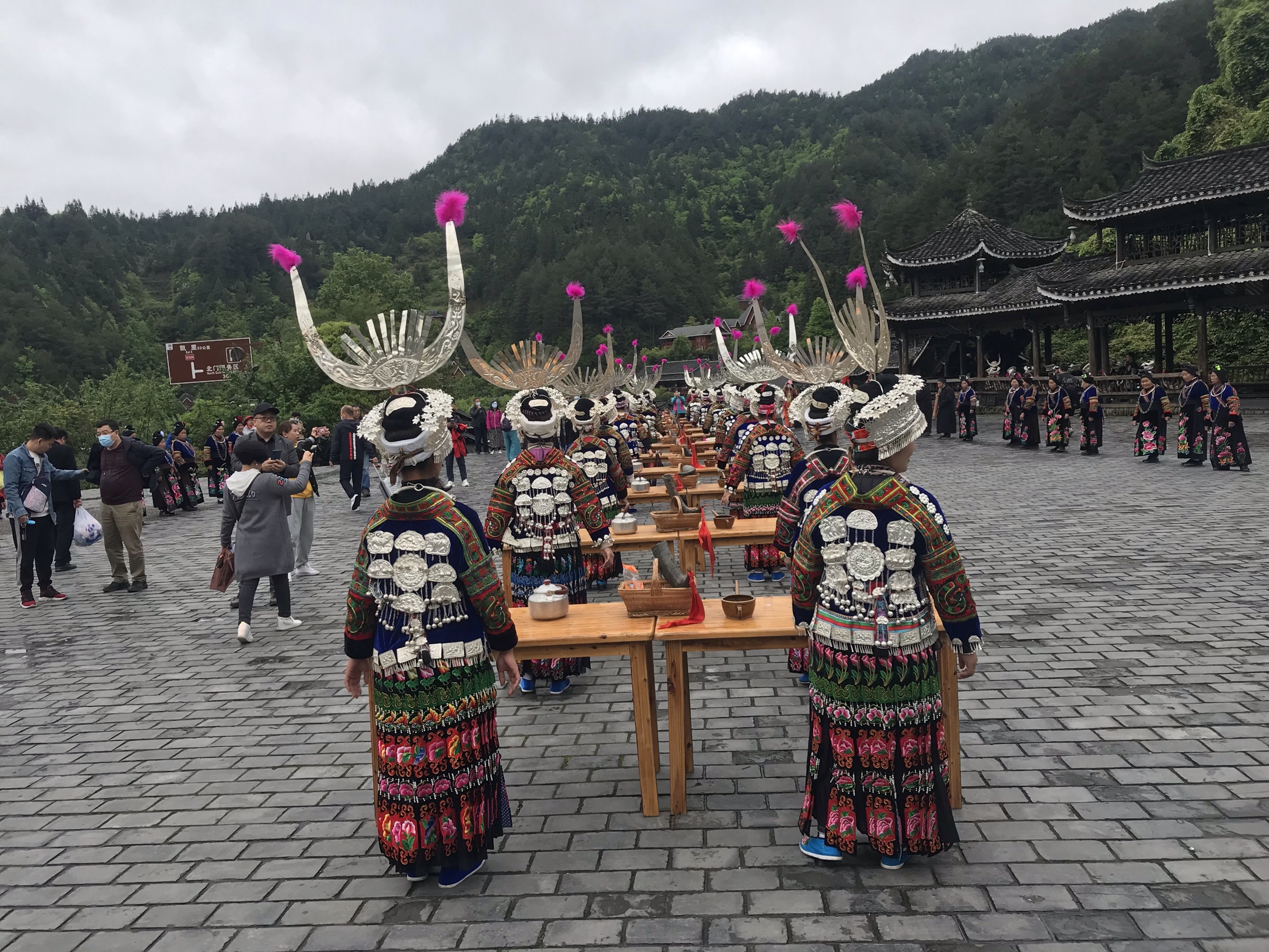 西江千户苗家寨山水交映美画面