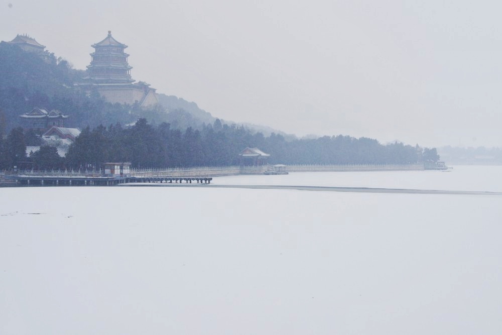 北京颐和园的春雪雪景