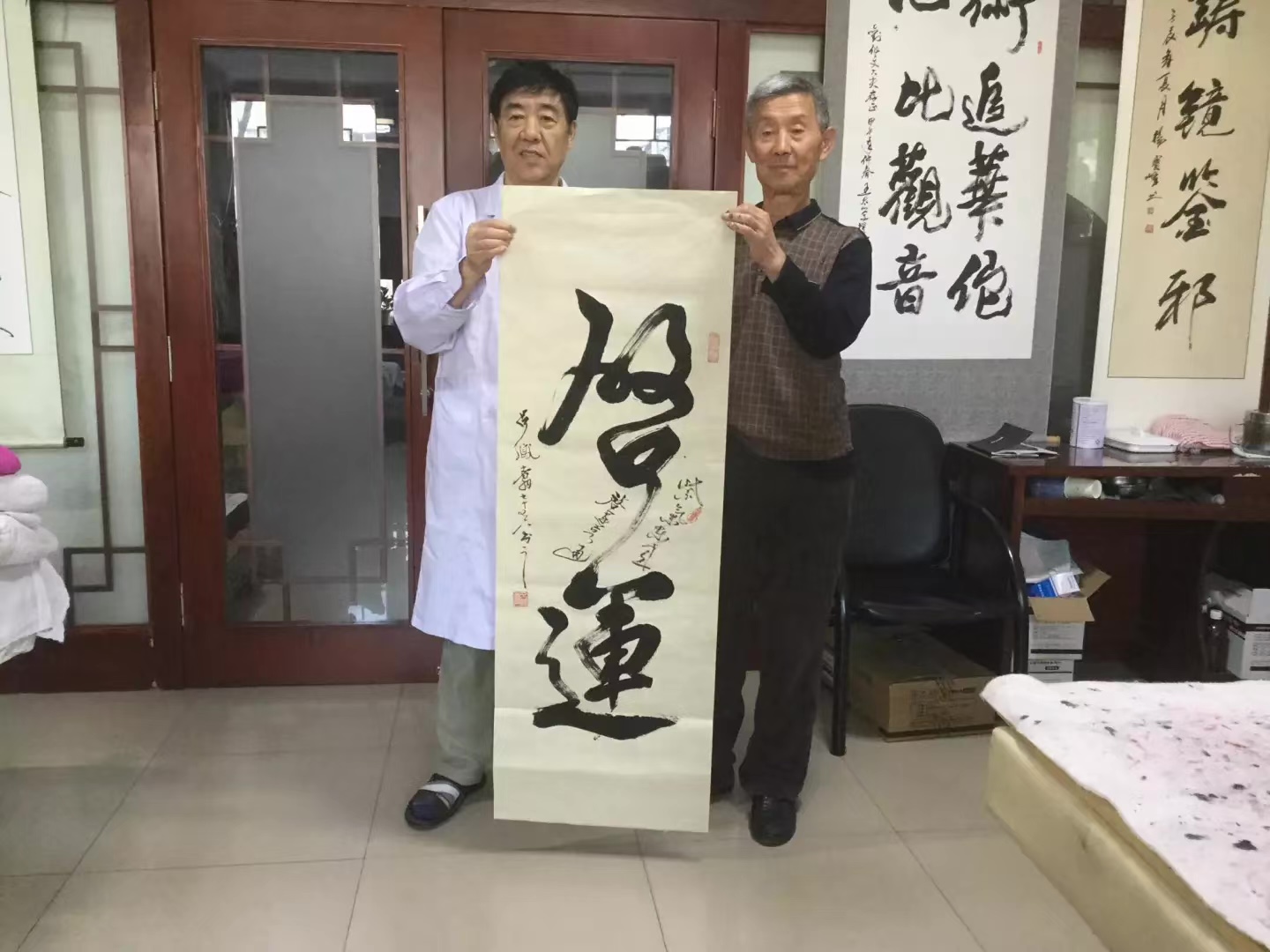 中国著名书法大家皇宫御笔吕风翥大师于马家军队医刘作文书画室为裕民