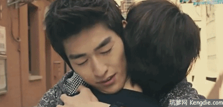 你说是我们相见恨晚,我说为爱情不够勇敢,永远太遥远 却陷在爱的深渊.