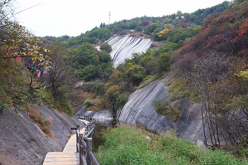 神灵寨景区位于河南洛阳洛宁县熊耳山腹地.