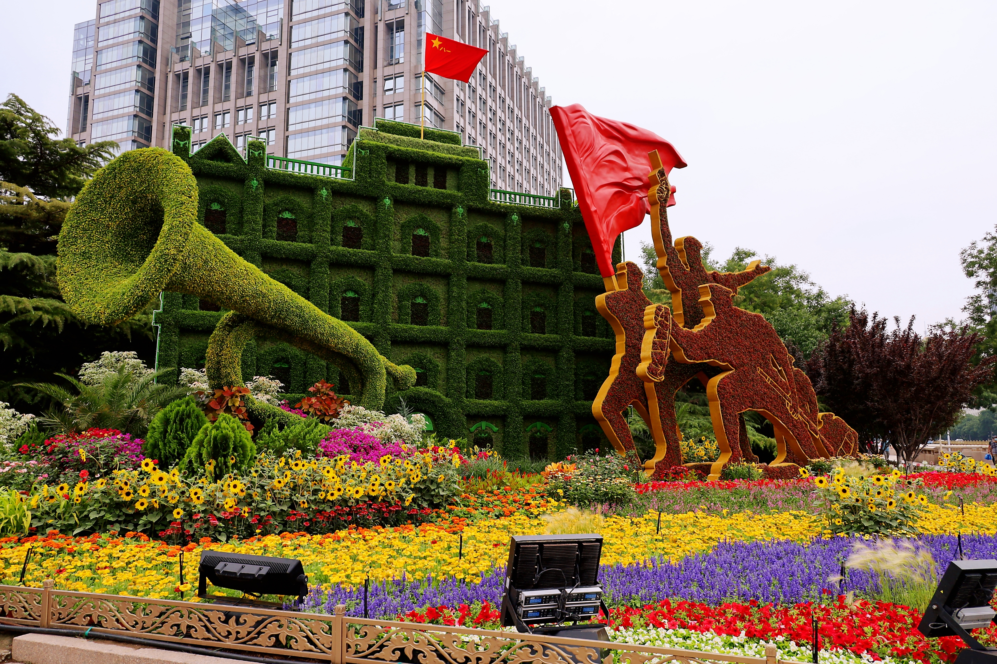 首发庆祝建党100周年大型立体花坛近日亮相长安街